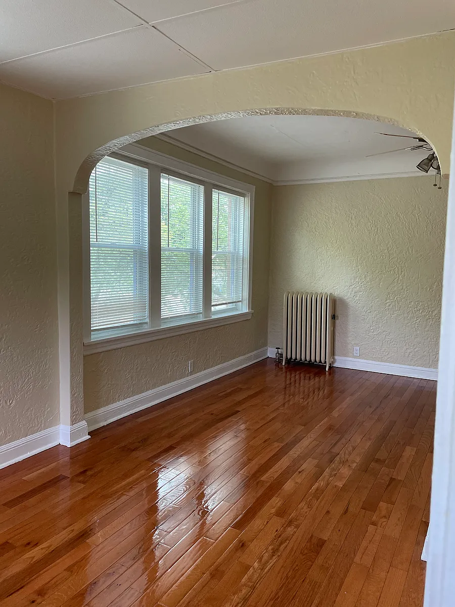 Building Photo - 702 W Glen Flora Ave #6
