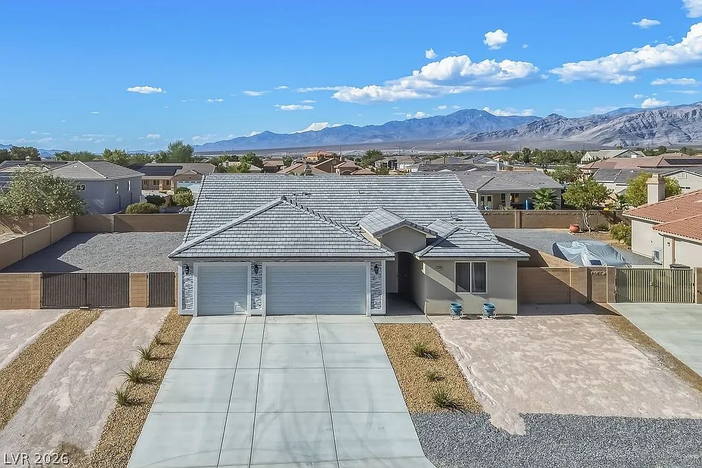3 bed, 2.5 bath, 2095 sqft, $2,250 — Photo 1