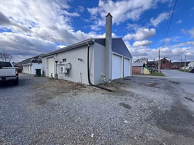 1962 Johnston St — exterior photo