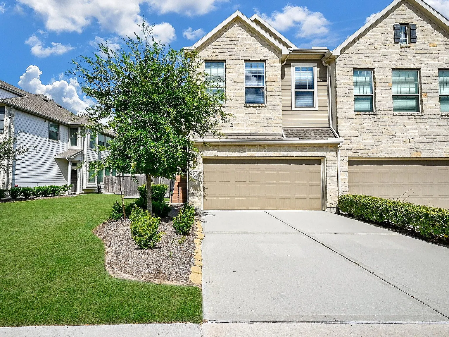 3 bed, 2.5 bath, 2027 sqft, $2,650 — Photo 2