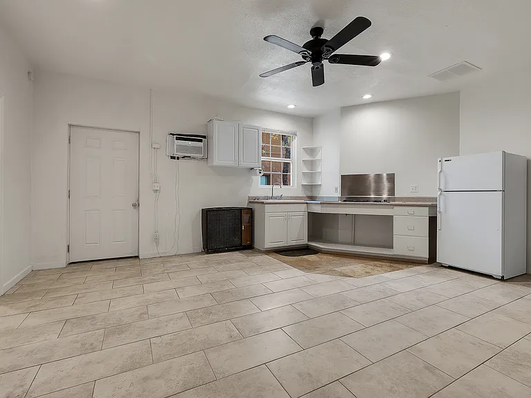 638 E 1st St #3 — Photo 16