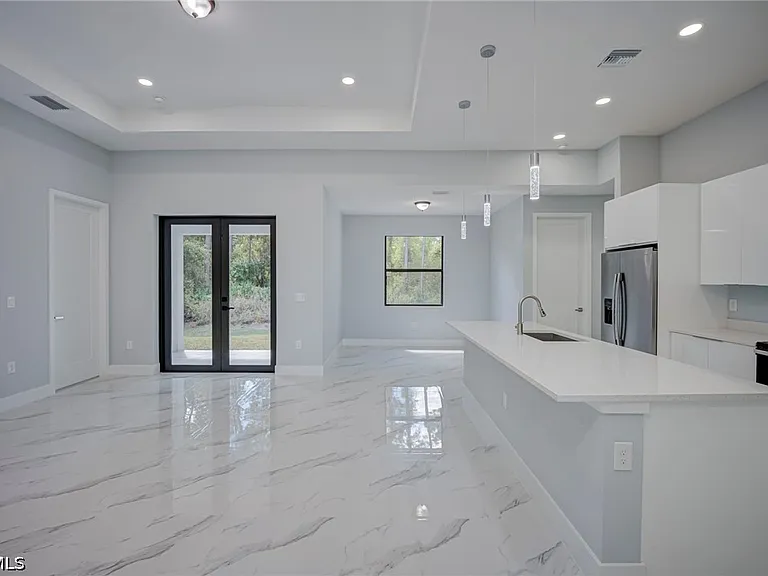 872 Spaulding St E — Photo 3