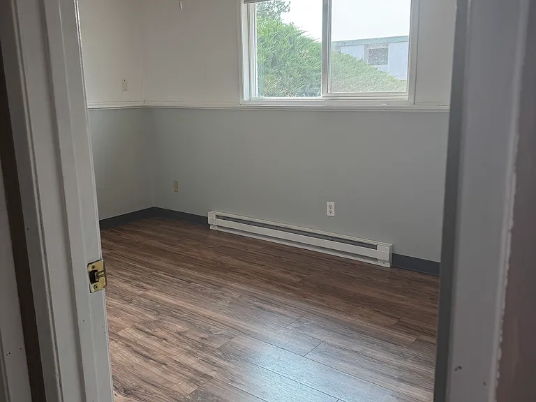 380 NW Thomas St #B — Photo 10