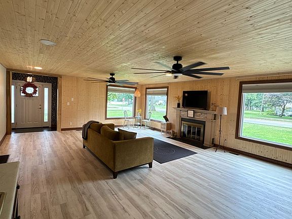5th image of 805 Maplewood St