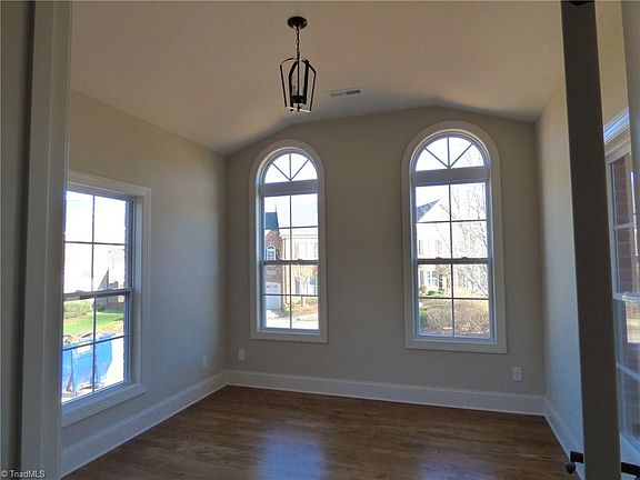 4th image of 9 Midland Park Ln