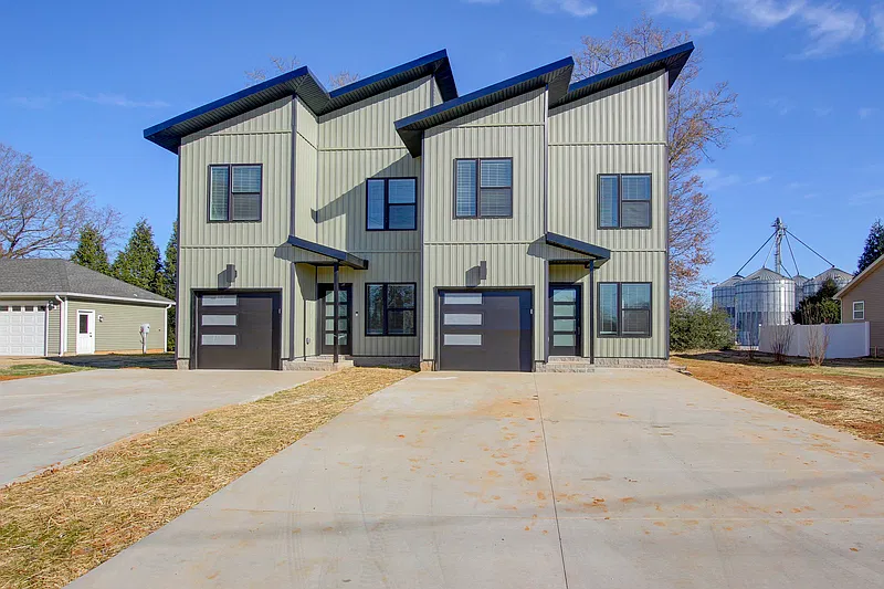 3 bed, 2.5 bath, 1277 sqft, $1,295 — Photo 1