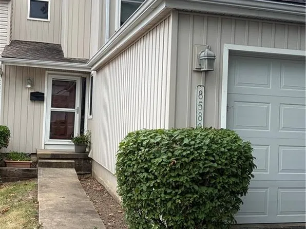 8588 W 108th Pl, Overland Park, KS 66210