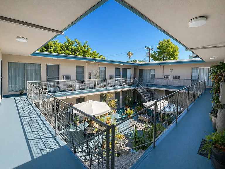 1152-1154 Poinsettia Place — Photo 14