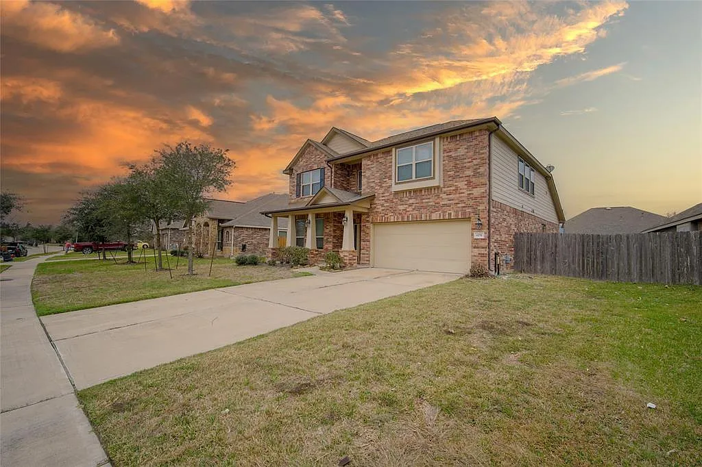 4 bed, 2.5 bath, 2466 sqft, $2,300 — Photo 3