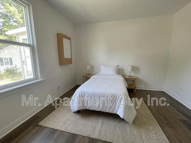 3 bed, 1.0 bath, $2,395 — Photo 4