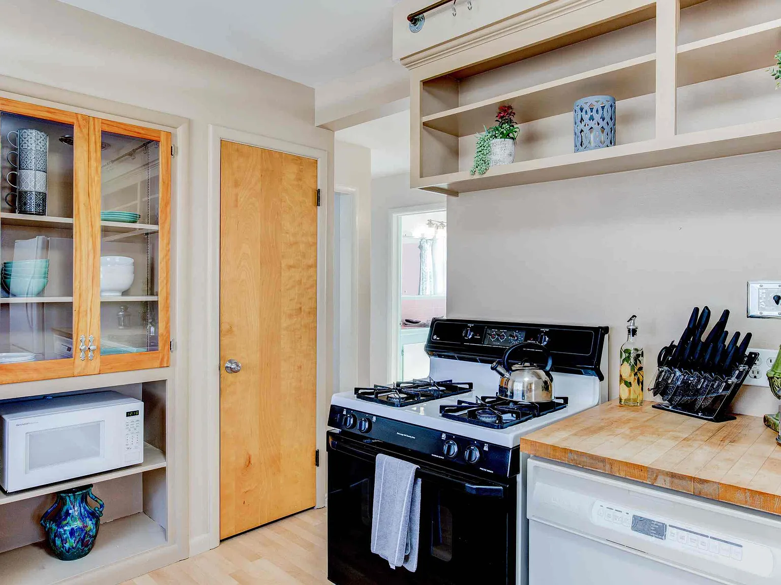 3 bed, 2000 sqft, $3,000 — Photo 3