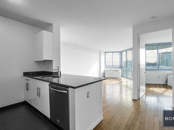 3rd image of 4545 Center Blvd APT 3106