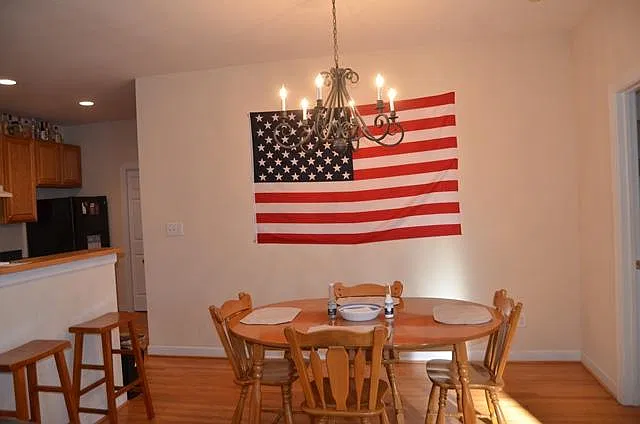3 bed, 2.5 bath, 1321 sqft, $4,000 — Photo 4