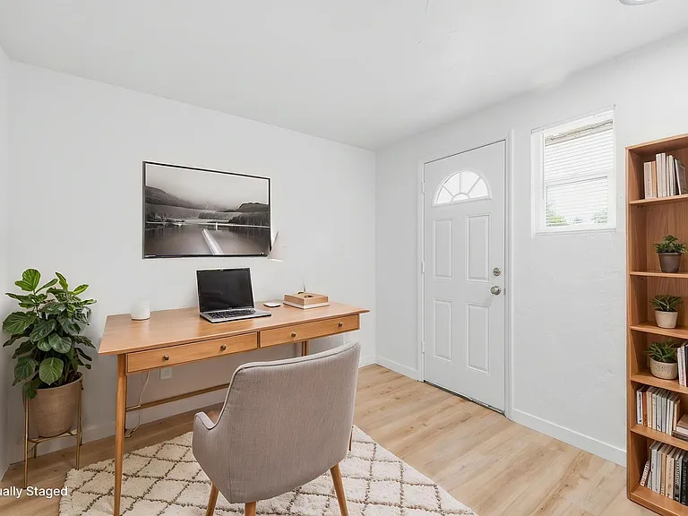 Hilltop Apartments — Photo 17