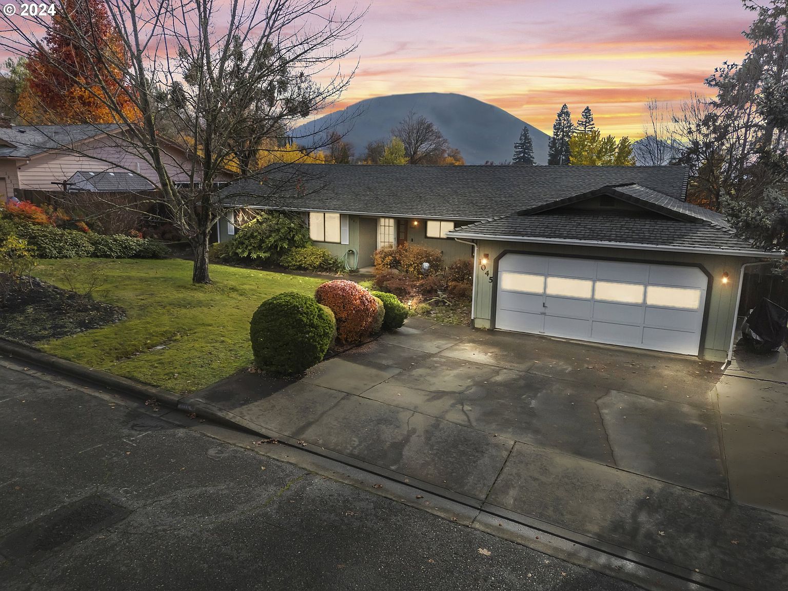 1045 NE Pepperwood Dr, Grants Pass, OR 97526 | Zillow