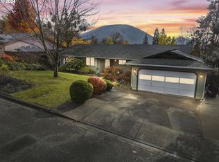 1045 NE Pepperwood Dr, Grants Pass, OR 97526