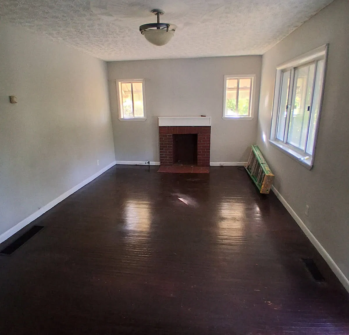 3 bed, 1.5 bath, 1300 sqft, $1,100 — Photo 3