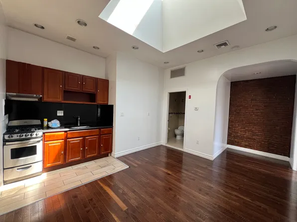 515 Washington Avenue image 1 of 10