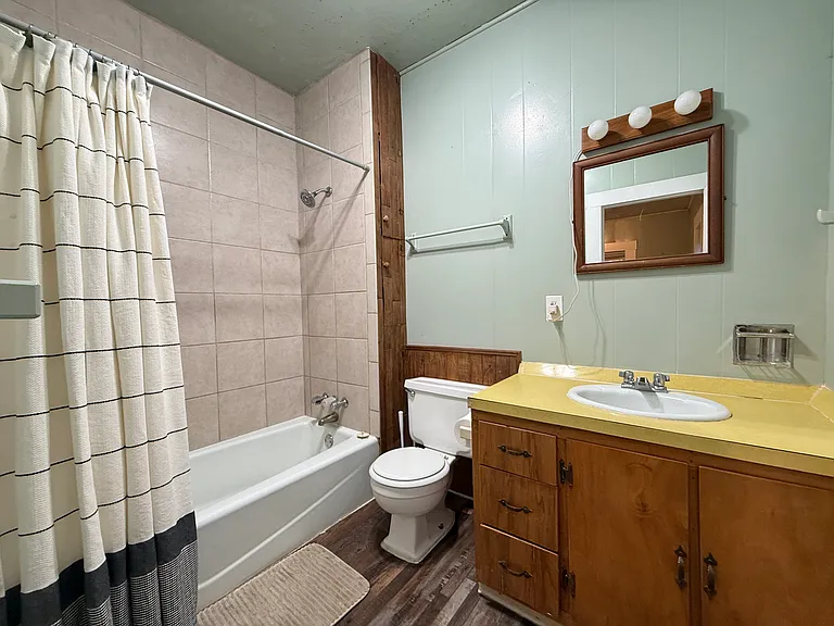 546 Barclay St — Photo 11