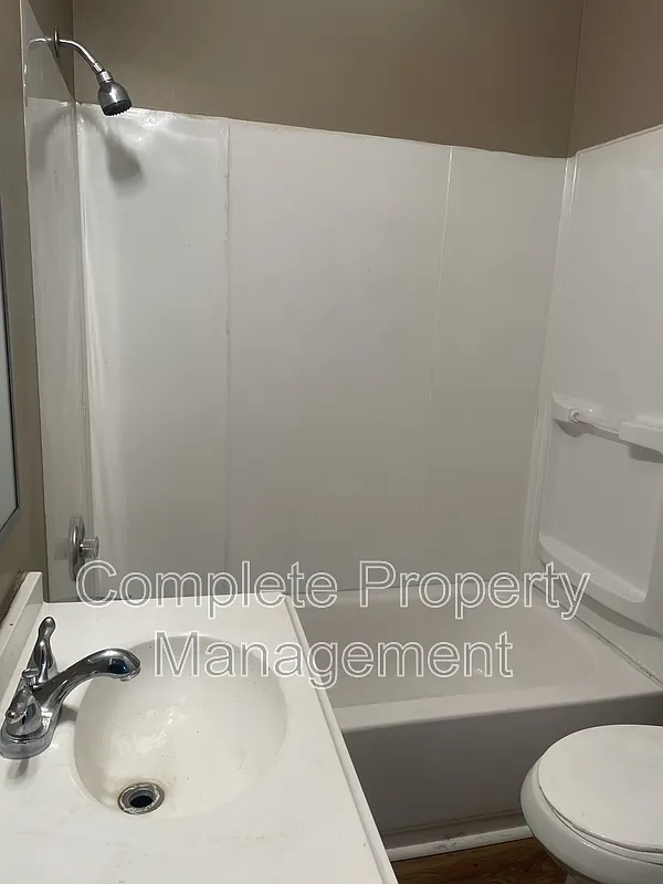 4 bed, 1.0 bath, 966 sqft, $1,250 — Photo 1