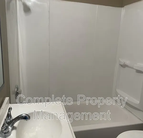 8211 Rugby Ave — Photo 4