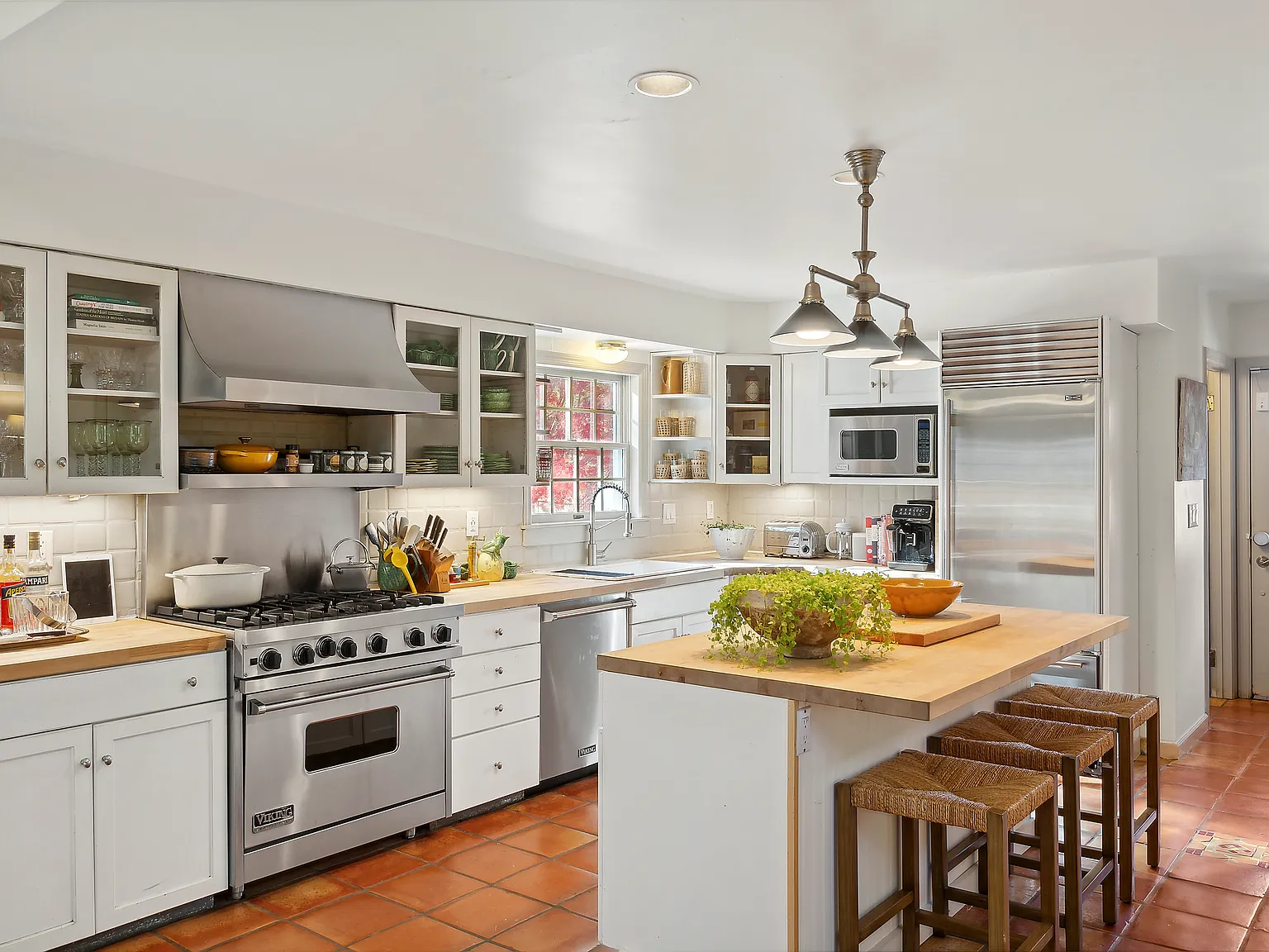 East Hampton Retreat: A Charming Oasis with pool and pool house — Photo 4