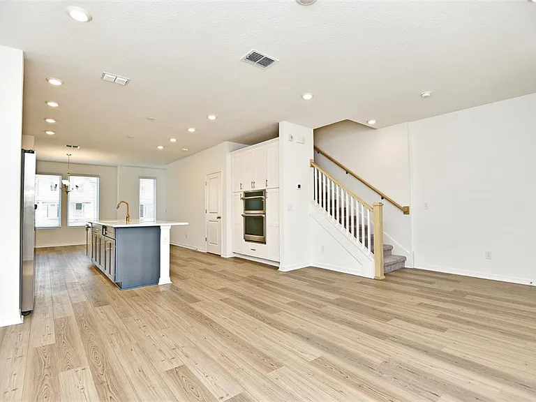 2948 Voyager Ave — Photo 12