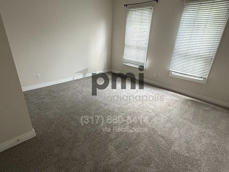 233 N East St — Photo 39