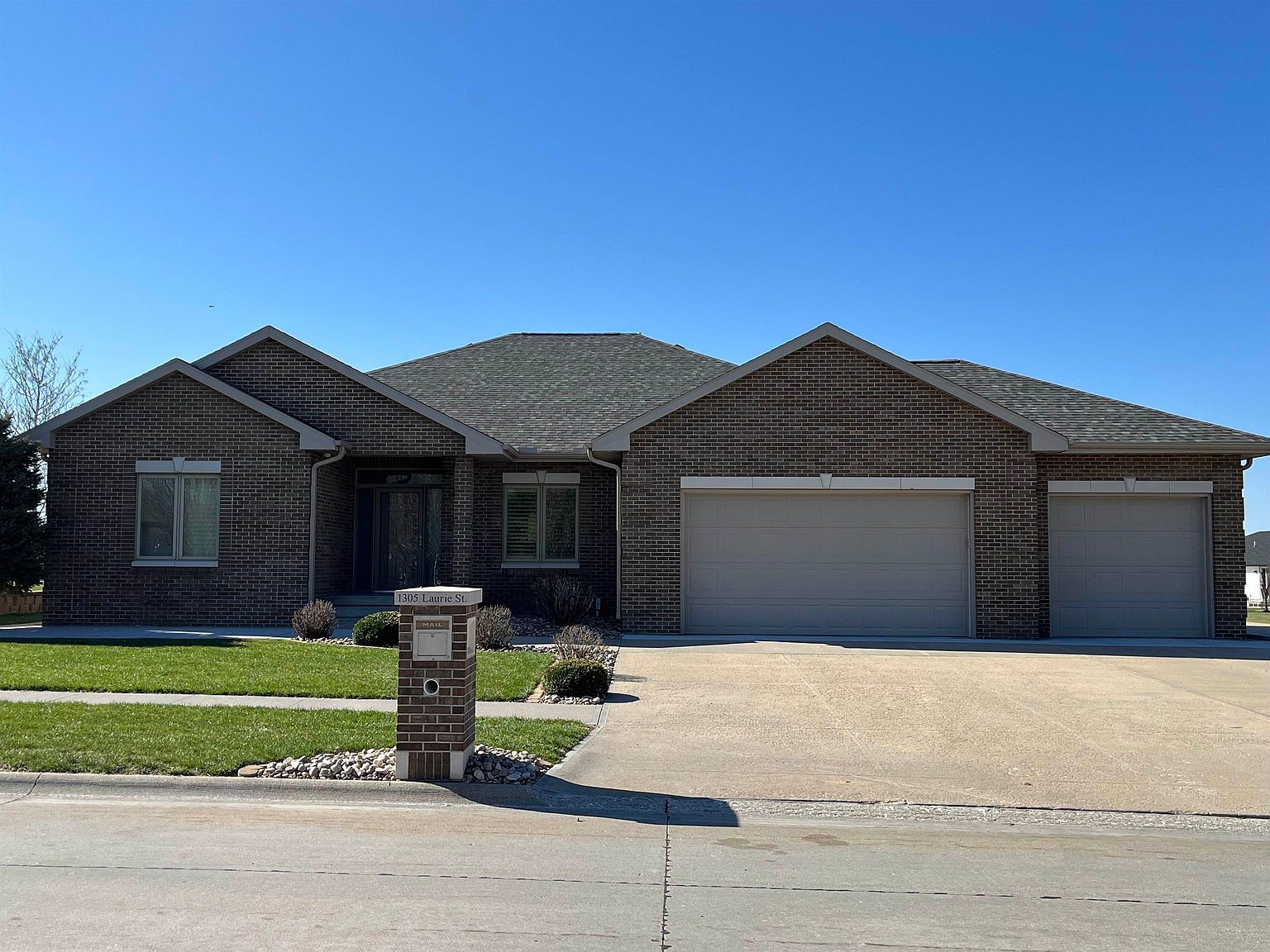 1305 Laurie St, Hastings, NE 68901 Zillow