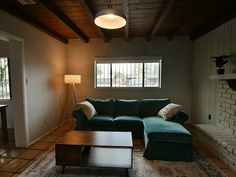 2842 E Blacklidge Dr — Photo 4