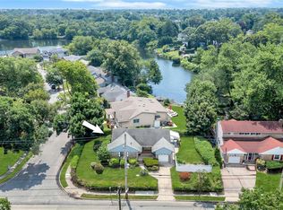 2206 Smith St, Merrick, NY 11566