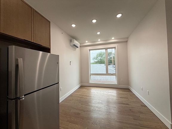 4th image of 40 Lembeck Ave #33E