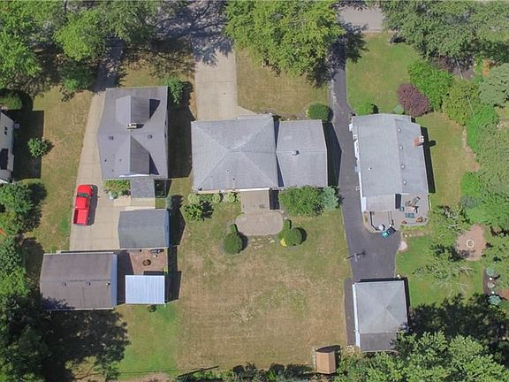 4th image of 72 Royal Pkwy W