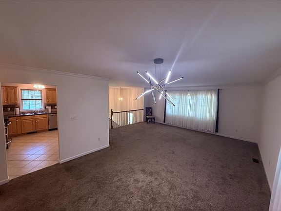 4th image of 301 Summit Ave