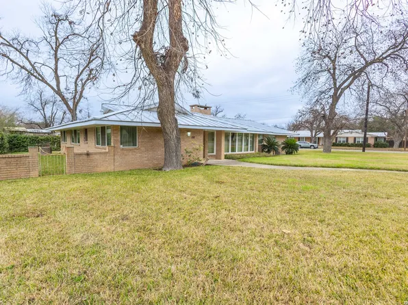 757 High St, Uvalde, TX 78801