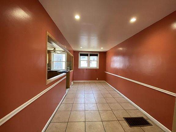 3rd image of 2931 Devereaux Ave