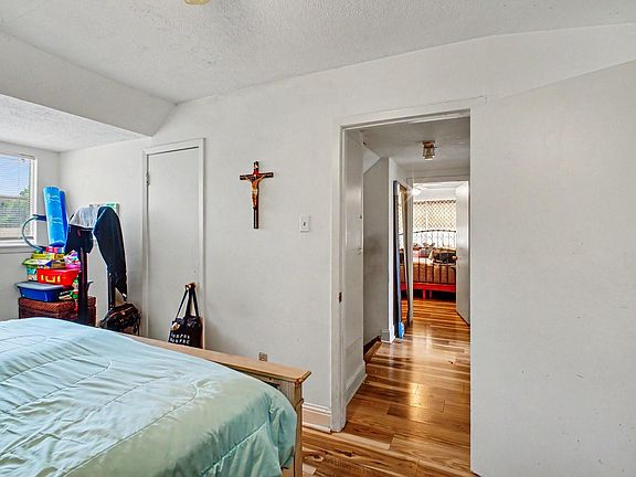 4th image of 2806 Dewberry Ln
