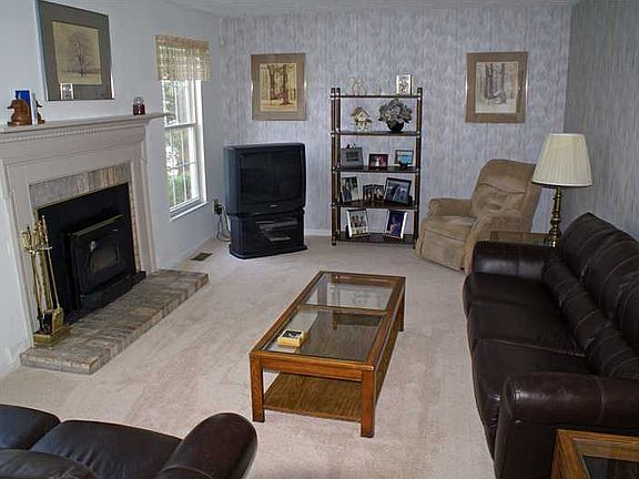 3rd image of 560 Coventry Ct