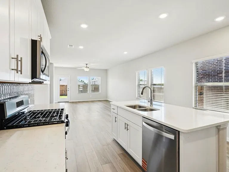 808 Leavenworth Dr — Photo 3