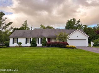 21 Briar Rdg, Niskayuna, NY 12309