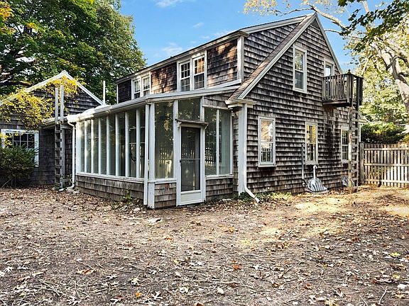 4th image of 265 Sandwich St