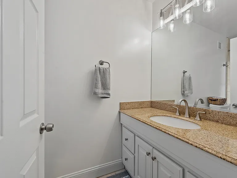 8 E Randall St — Photo 17