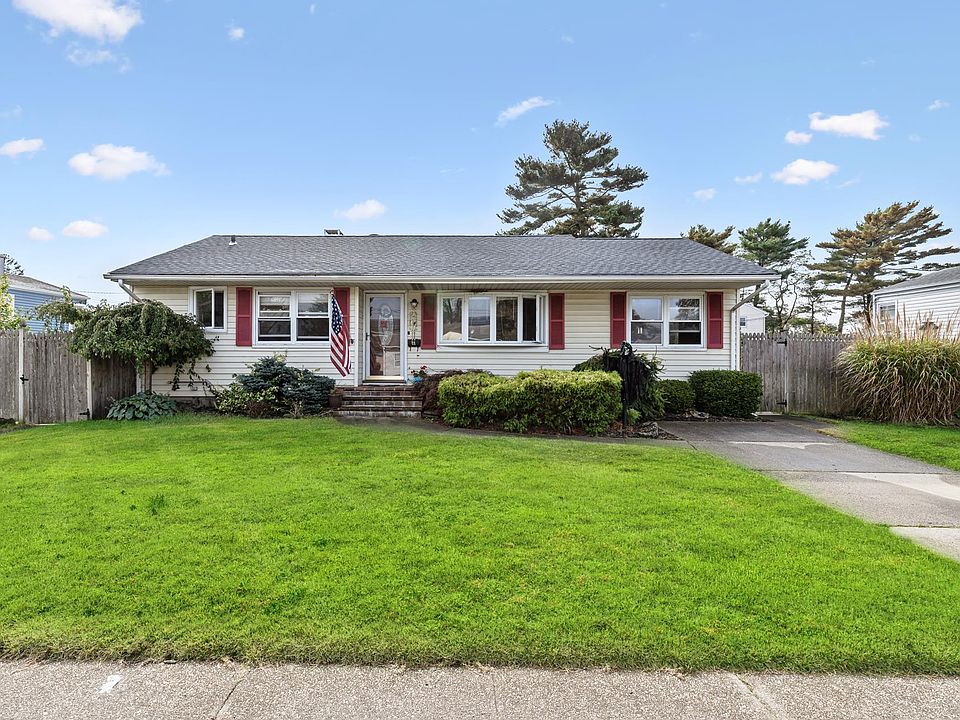 1st image of 4 Eagle Ln