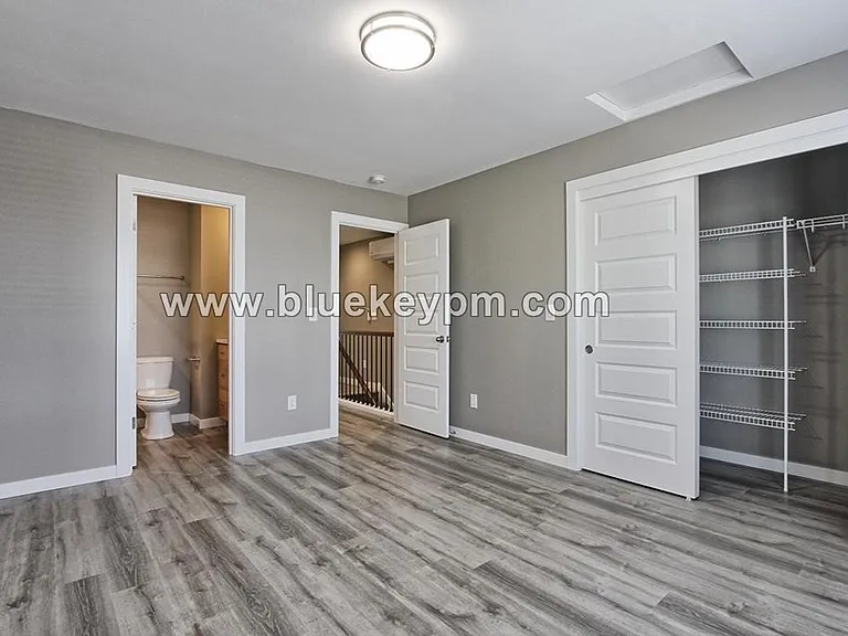 2713 Broadway — Photo 9