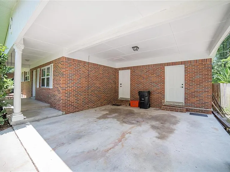 1009 NW 39th Dr — Photo 2