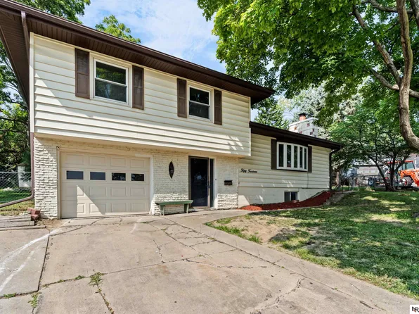 5014 Amy Cir, Omaha, NE 68137