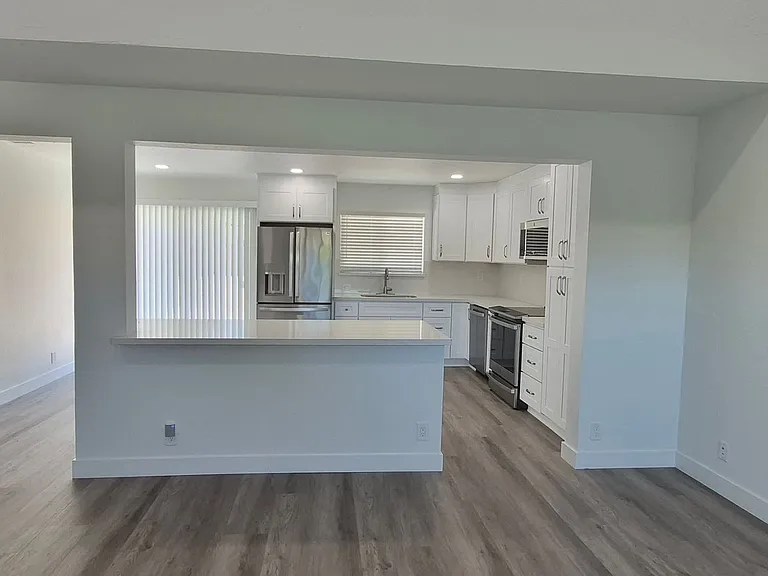 132 Hyannis Ct — Photo 3