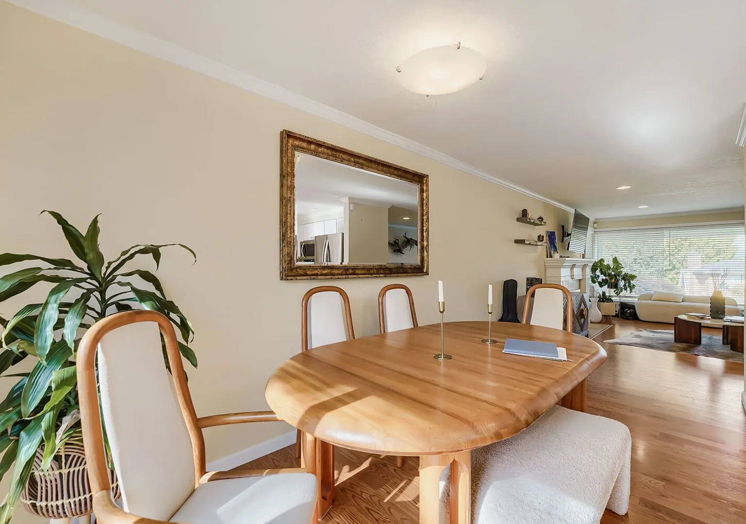 Charming 3-Bedroom Lakeridge Home with Large Fenced Backyard — Photo 4