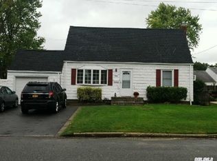 144 W 22nd St, Deer Park, NY 11729
