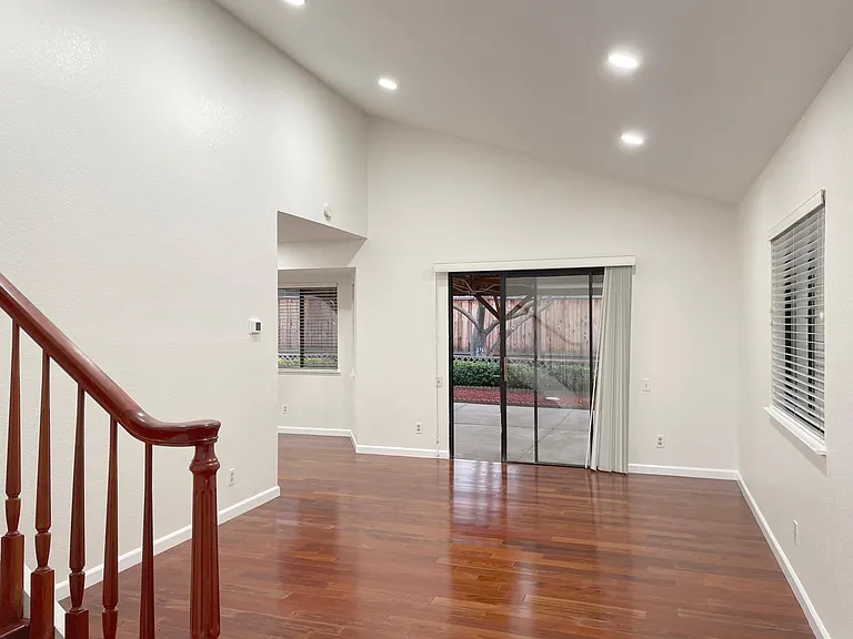 2910 Stevens Ln — Photo 4